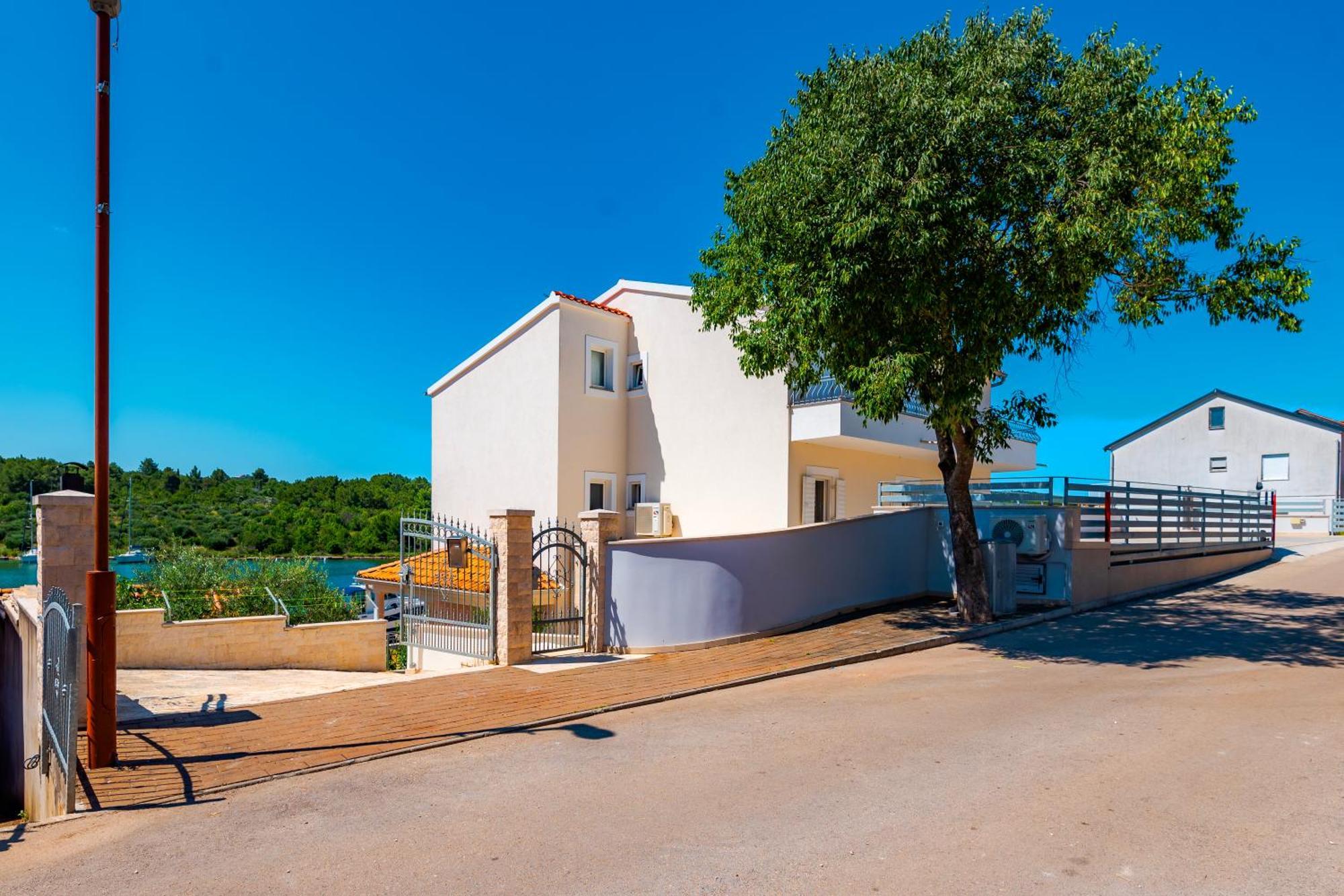 Apartment Bilice Beach Bagian luar foto