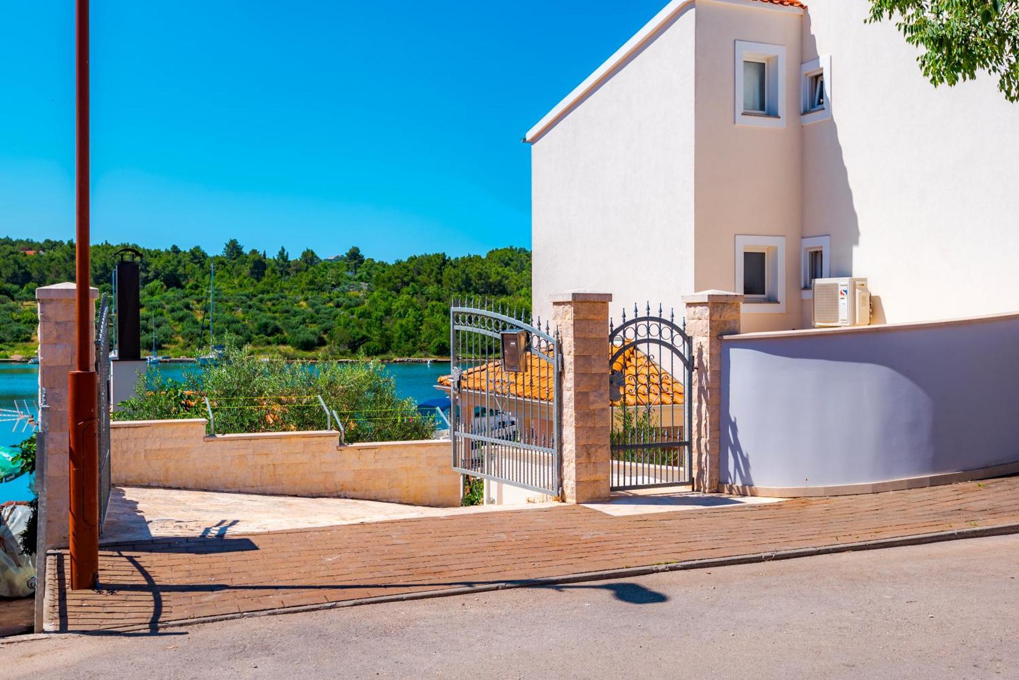 Apartment Bilice Beach Bagian luar foto