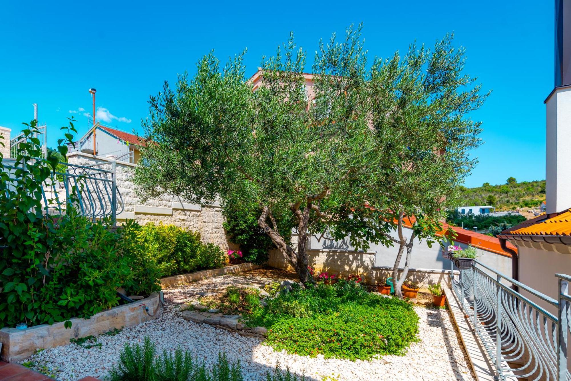 Apartment Bilice Beach Bagian luar foto